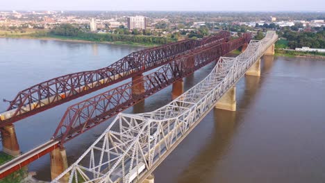Antenne-Von-Wahrzeichen-Drei-Stahlbrücken-über-Den-Mississippi-River-Mit-Memphis-Tennessee-Hintergrund-1