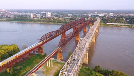 Antenne-Von-Wahrzeichen-Drei-Stahlbrücken-über-Den-Mississippi-River-Mit-Memphis-Tennessee-Hintergrund-2