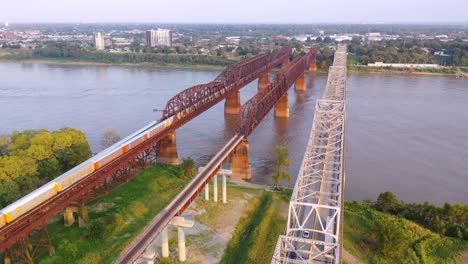 Antenne-Von-Wahrzeichen-Drei-Stahlbrücken-über-Den-Mississippi-River-Mit-Memphis-Tennessee-Hintergrund-3