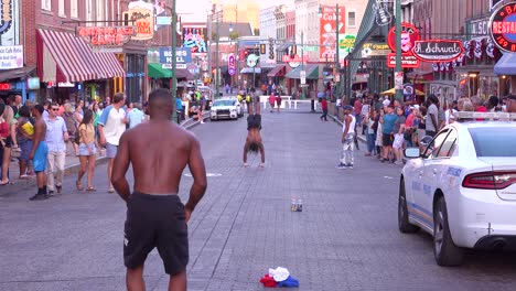 Straßenkünstler-Machen-Gymnastik-Flips-Und-Stunts-Für-Touristen-Auf-Der-Beale-Street-Memphis-Tennessee-1