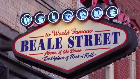 Leuchtreklame-Auf-Der-Beale-Street-Memphis-Identifiziert-Das-Weltberühmte-Viertel-Der-Nachtclubs,-Bars-Und-Clubs