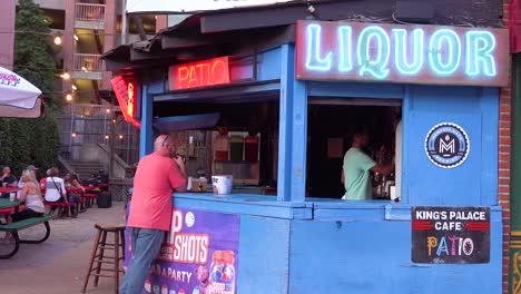 Los-Turistas-Compran-Bebidas-En-Un-Bar-De-Bebidas-Alcohólicas-Al-Aire-Libre-En-Beale-Street-Memphis-Tennessee-1