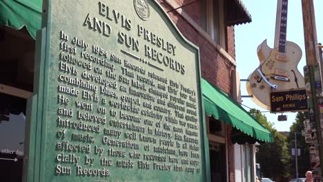 Good-panning-shot-of-historical-marker-honoring-Sun-Studio-founder-Sam-Phillips-and-the-location-where-Elvis-Presley-recorded-his-first-album