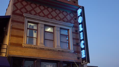 Establecimiento-De-Tiro-De-Una-Estación-De-Policía-En-La-Noche-Cerca-De-Beale-Street-En-Memphis,-Tennessee