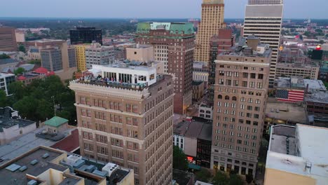 Buena-Antena-Sobre-El-Penthouse-Bar-En-La-Parte-Superior-De-Un-Edificio-De-Gran-Altura-En-El-Centro-De-Memphis,-Tennessee-3