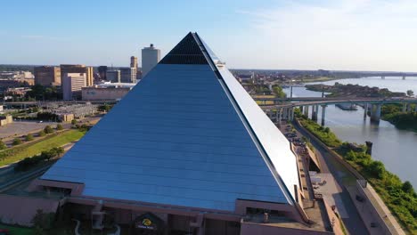 Gute-Luftaufnahme-Der-Memphis-Pyramide-Und-Des-Downtown-Geschäftsviertels-Von-Memphis-Tennessee-Ist-Hintergrund