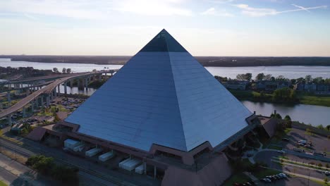 Gute-Luftaufnahme-Der-Memphis-Pyramide-Und-Des-Geschäftsviertels-Der-Innenstadt-Von-Memphis-Tennessee-Ist-Hintergrund