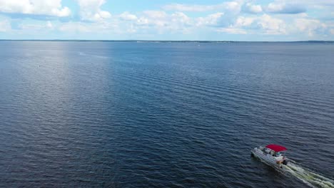 Antenne-Von-Einem-Ponton-Vergnügungsfischerboot,-Das-Auf-Dem-Ross-R-Barnett-Stausee-In-Der-Nähe-Des-Alten-Trace-Park-Jackson-Mississippi-Unterwegs-Ist