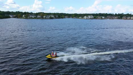 Antenne-Von-Jet-Skifahrern,-Die-Spaß-Mit-Jet-Ski-Auf-Dem-Ross-R-Barnett-Stausee-In-Der-Nähe-Des-Alten-Trace-Park-Jackson-Mississippi-Haben-1