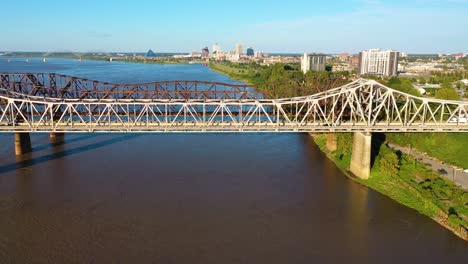 Antenne-Von-Wahrzeichen-Drei-Stahlbrücken-über-Den-Mississippi-River-Mit-Memphis-Tennessee-Hintergrund-4