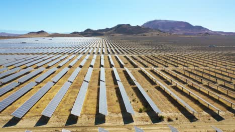 Seitenansicht-Drohnenantenne-Einer-Riesigen-Solaranlage-In-Der-Mojave-Wüste-Kalifornien-Schlägt-Saubere-Erneuerbare-Grüne-Energieressourcen-Vor