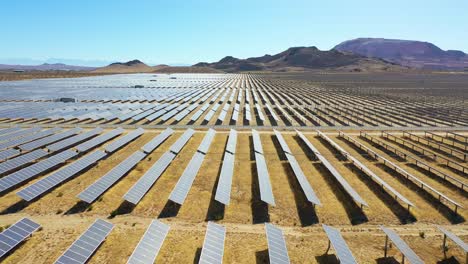 Vorwärtsdrohne-Antenne-Einer-Riesigen-Solaranlage-In-Der-Kalifornischen-Mojave-Wüste-Schlägt-Saubere-Erneuerbare-Grüne-Energieressourcen-Vor