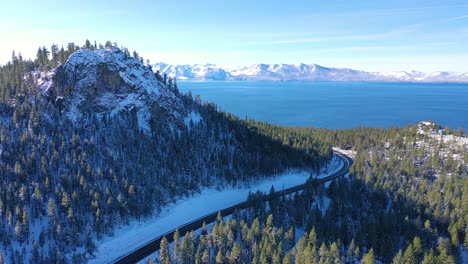 2020---Schöne-Antenne-Der-Autobahn-50-Nähert-Sich-Dem-Lake-Tahoe-Im-Schnee-Und-Winter-Mit-Verkehr-Auf-Der-Autobahn-Unten