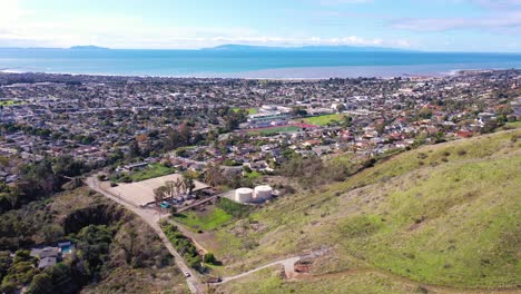 2020---vista-aérea-over-the-pacific-coastal-green-hills-and-mountains-behind-Ventura-California-including-suburban-homes-and-neighborhoods-3