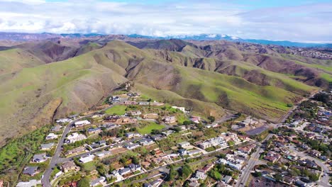 2020---vista-aérea-over-the-pacific-coastal-green-hills-and-mountains-behind-Ventura-California-including-suburban-homes-and-neighborhoods-5