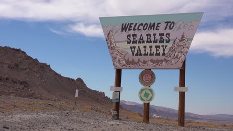 2020:-Establecimiento-De-Letrero-De-Bienvenida-De-Shot-En-El-Valle-De-Searles-En-El-Desierto-De-Mojave-Cerca-De-Trona-California