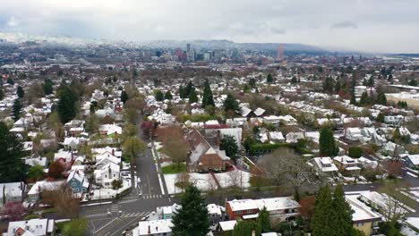 Antenne-über-Verschneiten-Winter-Nachbarschaft-Beherbergt-Vororte-Im-Schnee-In-Portland-Oregon-2