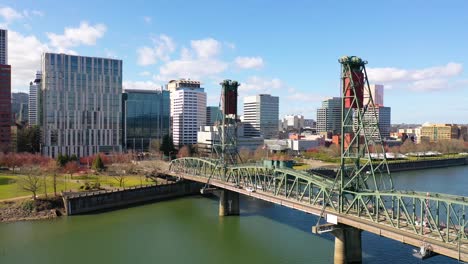 Antenne-Durch-Die-Hawthorne-Brücke-In-Portland-Oregon-über-Den-Willamette-River-Zeigt-Das-Geschäftsviertel-Der-Innenstadt