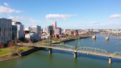 Antenne-Durch-Die-Hawthorne-Brücke-In-Portland-Oregon-über-Den-Willamette-River-Zeigt-Das-Geschäftsviertel-Der-Innenstadt-1