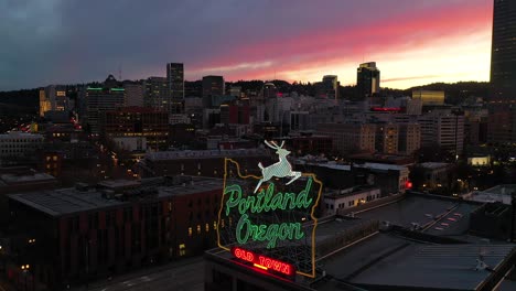 Moody-Antena-Alrededor-De-Portland-Oregon-Ciervo-Signo-Y-Centro-De-La-Ciudad-Vieja-Ciudad-Y-Distrito-De-Negocios-Al-Atardecer-O-Al-Anochecer