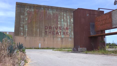 Toma-De-Establecimiento-De-Una-Unidad-Abandonada-En-El-Cine-1