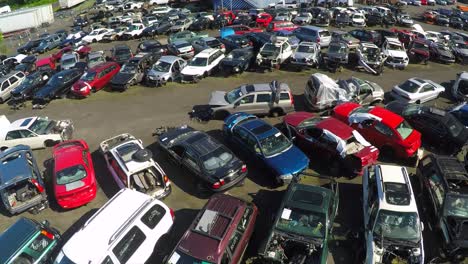 Una-Toma-Aérea-Ascendente-Sobre-Un-Depósito-De-Chatarra-De-Automóviles.