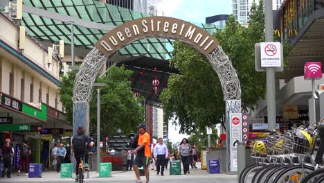 Establecimiento-De-Tiro-Del-Queen-Street-Mall-En-Brisbane,-Queensland,-Australia