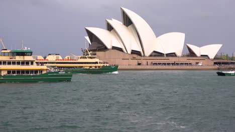 Fähren-Passieren-Im-Hafen-Von-Sydney-Mit-Opernhaus-Hintergrund