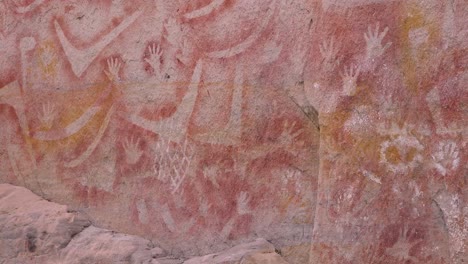 Kunst-Der-Aborigines-Von-Aborigine-Tribesmen-Ist-Auf-Die-Steine-Des-Carnarvan-National-Park-Queensland-Australien-Gemalt