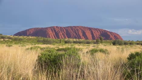 Toma-De-Establecimiento-De-Uluru-Ayers-Rock-En-El-Interior-De-Australia