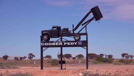 Un-Cartel-Da-La-Bienvenida-A-Los-Visitantes-De-Coober-Pedy-Australia