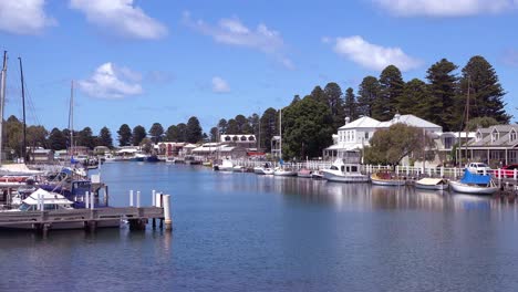 Toma-De-Establecimiento-De-Port-Fairy-Victoria,-Australia-Harbour-Bay-Y-Barcos-1