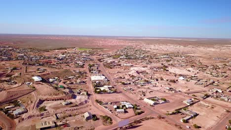 Luftaufnahmen-Von-Drohnen-Enthüllen-Die-Outback-Busch-Opal-Bergbaustadt-Coober-Pedy-Australien-2