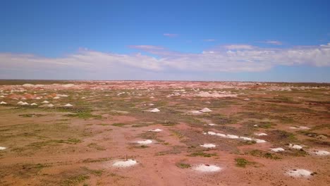Luftdrohnenaufnahme-Von-Opalminen-Und-Bergbauabfällen-Im-Wüstenoutback-Von-Coober-Pedy-Australien
