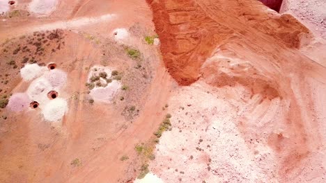 Toma-Aérea-De-Drone-De-Minas-De-ópalo-Y-Relaves-Mineros-En-El-Desierto-Interior-De-Coober-Pedy-Australia-3