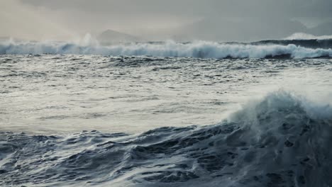 Massive-Wellen-Rollen-In-Zeitlupe-An-Die-Küste-Von-Hawaii