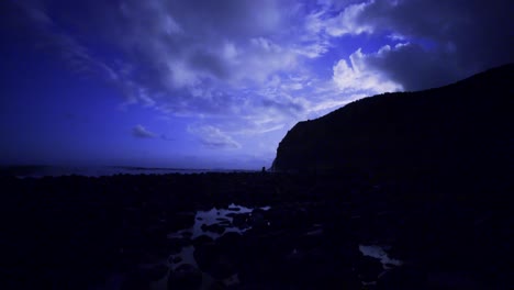 Hermosa-Foto-De-Lapso-De-Tiempo-De-Nubes-Moviéndose-Detrás-De-Una-Península-Iluminada-Por-La-Luna