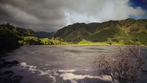 Schöner-Zeitraffer-Von-Wolken,-Die-Sich-über-Die-Insel-Molokai-Hawaii-Bewegen-1