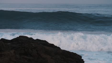 Blaue-Wellen-Rollen-In-Zeitlupe-An-Die-Küste-Von-Hawaii-Und-Brechen-über-Felsen