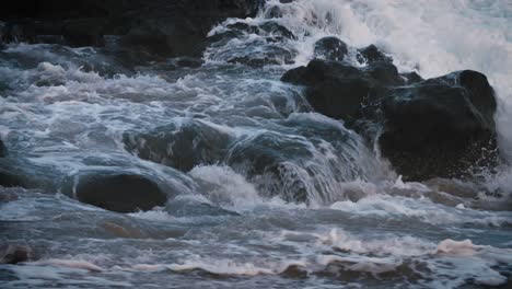 Blaue-Wellen-Rollen-In-Zeitlupe-An-Die-Küste-Von-Hawaii-Und-Brechen-über-Felsen-1