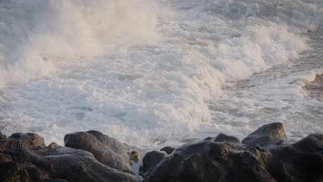 Blaue-Wellen-Rollen-In-Zeitlupe-In-Die-Küste-Von-Hawaii-Und-Brechen-Entlang-Einer-Zerklüfteten-Küste-1