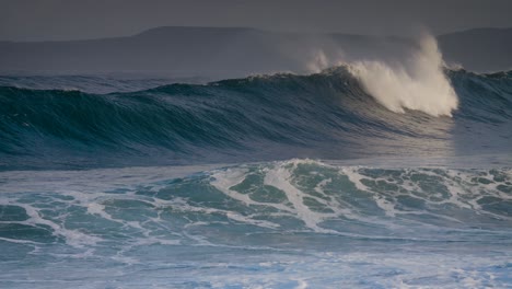 Blaue-Wellen-Rollen-In-Zeitlupe-An-Die-Küste-Von-Hawaii