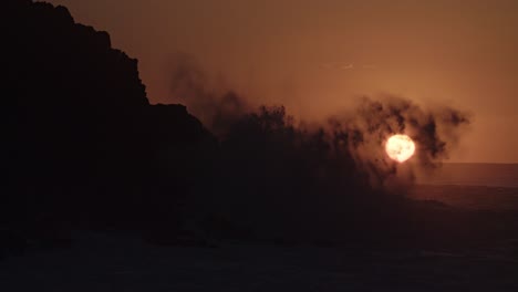 Massive-Wellen-Brechen-Bei-Sonnenuntergang-In-Zeitlupe-Gegen-Ein-Felsiges-Ufer-Shore