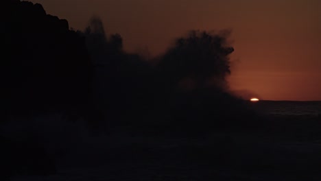 Massive-Wellen-Brechen-Bei-Sonnenuntergang-In-Zeitlupe-Gegen-Ein-Felsiges-Ufer-1