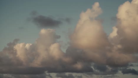 Lapso-De-Tiempo-De-Las-Nubes-Moviéndose-Por-El-Cielo