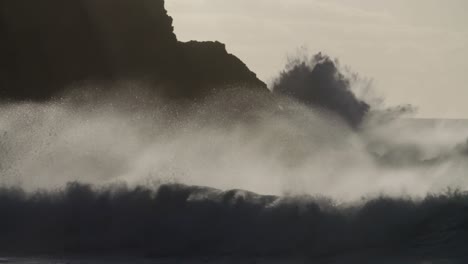 Blaue-Wellen-Rollen-In-Die-Küste-Von-Hawaii-Und-Stürzen-Während-Eines-Großen-Sturms-In-Zeitlupe-An-Die-Küste