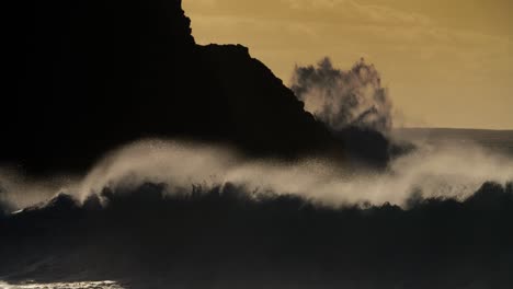 Große-Wellen-Rollen-In-Die-Küste-Von-Hawaii-Und-Krachen-Während-Eines-Großen-Sturms-In-Zeitlupe-An-Die-Küste