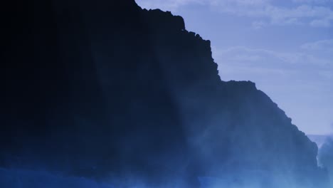 Große-Wellen-Rollen-In-Die-Küste-Von-Hawaii-Und-Krachen-Während-Eines-Großen-Sturms-In-Zeitlupe-An-Die-Küste-1