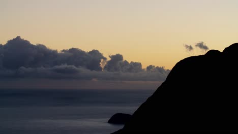 Hermoso-Lapso-De-Tiempo-De-Nubes-Moviéndose-Al-Atardecer-Sobre-La-Isla-De-Molokai-Hawaii