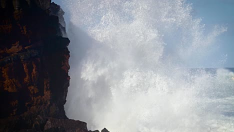 Große-Wellen-Rollen-In-Zeitlupe-In-Die-Küste-Von-Hawaii-Und-Brechen-Entlang-Einer-Zerklüfteten-Küste